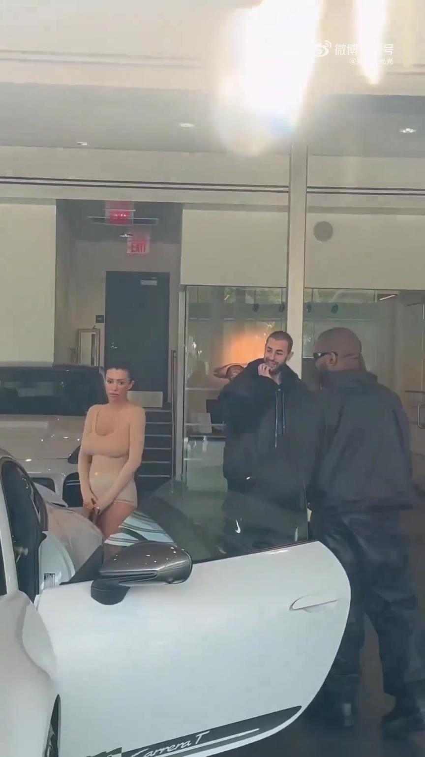侃爷帮老婆开车门，好男人就得这样
