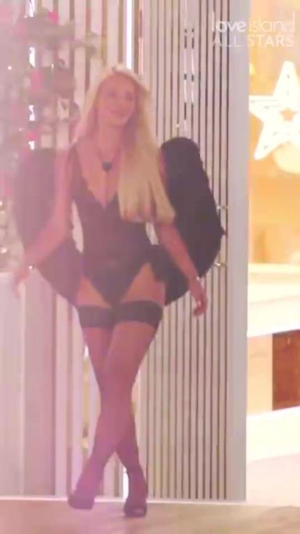 贝林厄姆点赞过的绯闻女友这黑天使的造型有点酷炫~