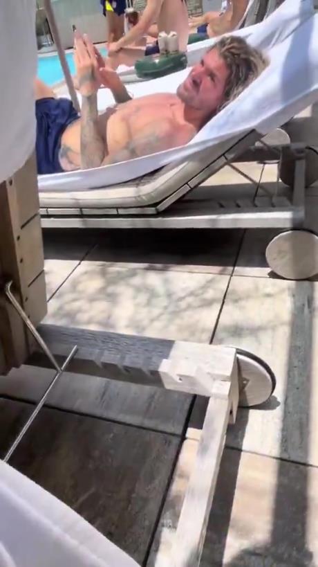 美女球迷找德保罗签名，正在晒日光浴的德保罗差点没睁开眼睛