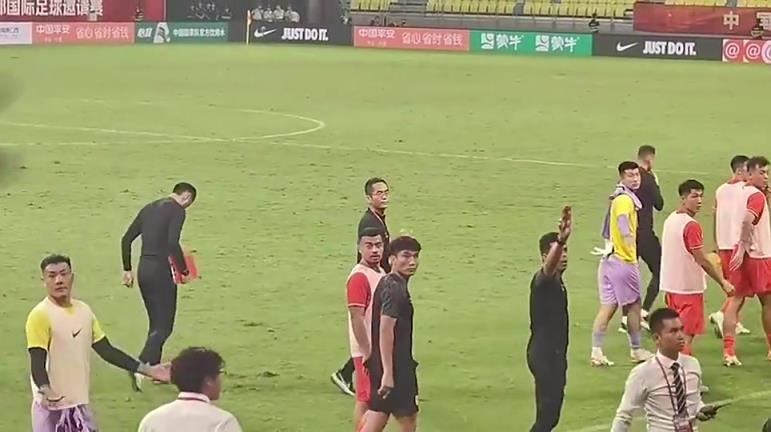 那年究竟发生什么了？国足赛后谢场时郑智怒视观众席