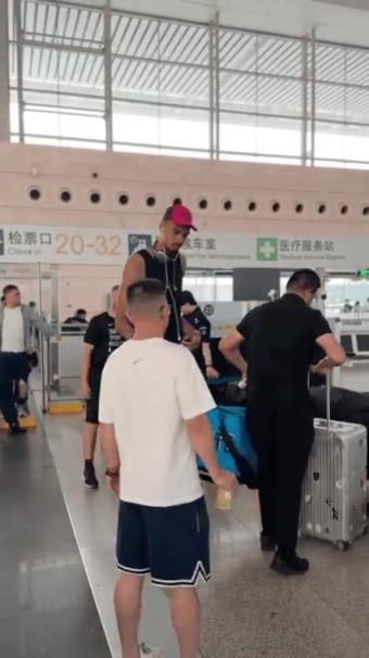 结束修行！文班亚马在郑州东站过安检，这身高实在是太过显眼了