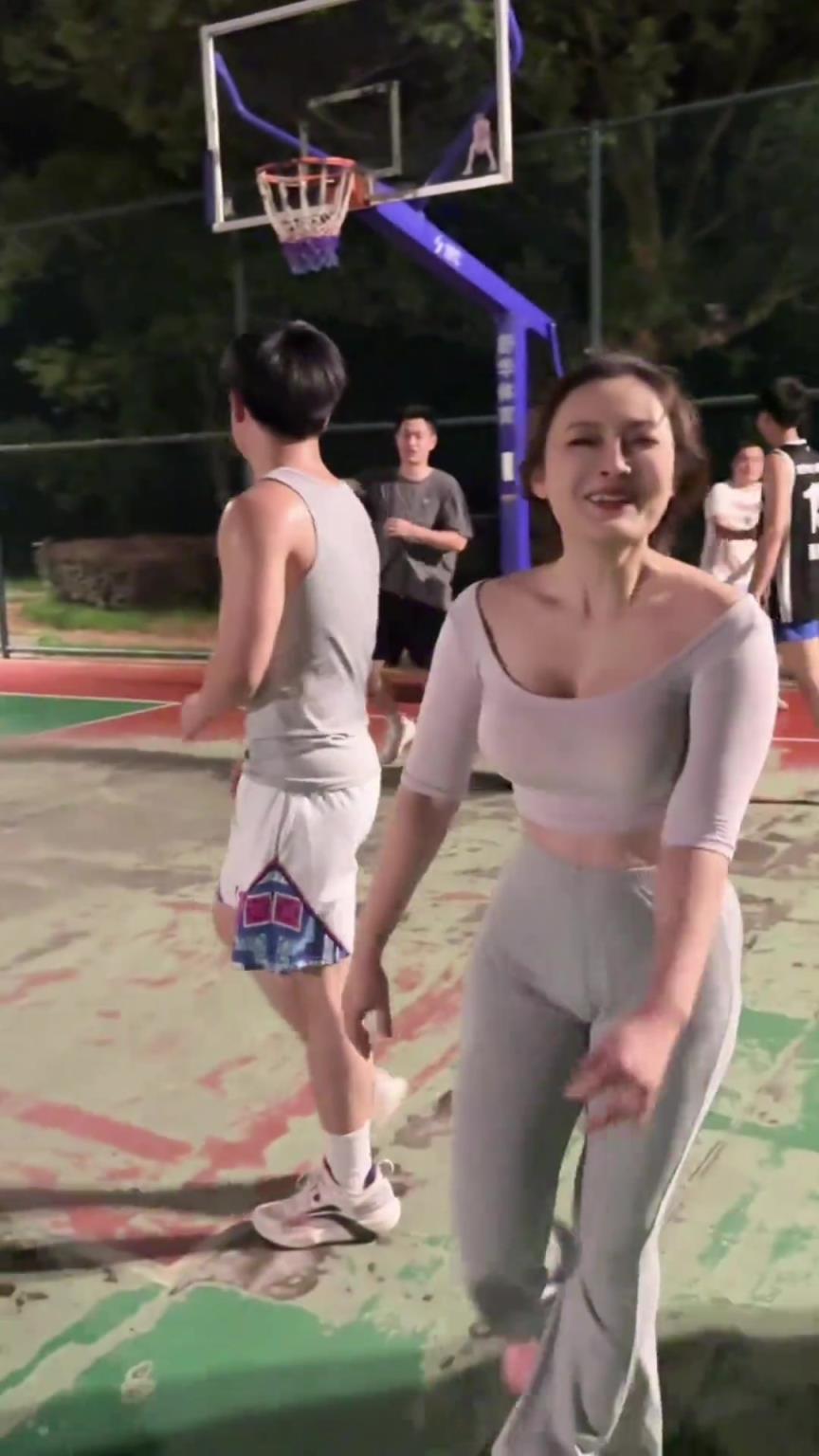 瑜伽裤打篮球，小姐姐都分不清谁是对手谁是队友了