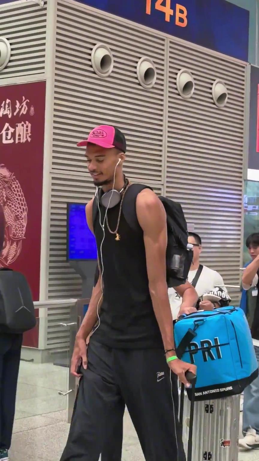 出关了！网友郑州动车站偶遇文班亚马